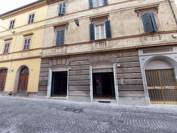 locale commerciale in affitto a Fabriano