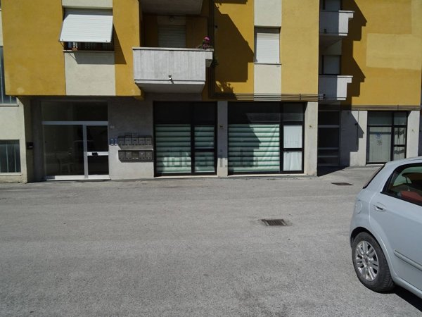 locale commerciale in affitto a Fabriano