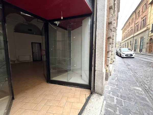locale commerciale in affitto a Fabriano
