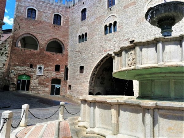 locale commerciale in affitto a Fabriano