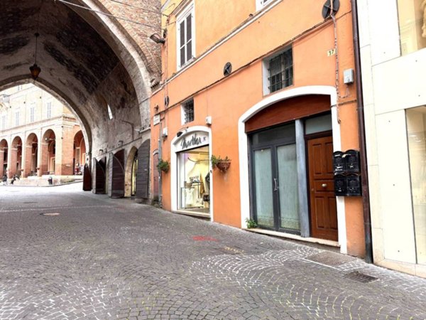 locale commerciale in affitto a Fabriano