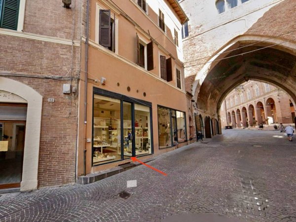 negozio in affitto a Fabriano