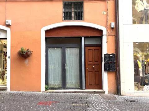 negozio in affitto a Fabriano