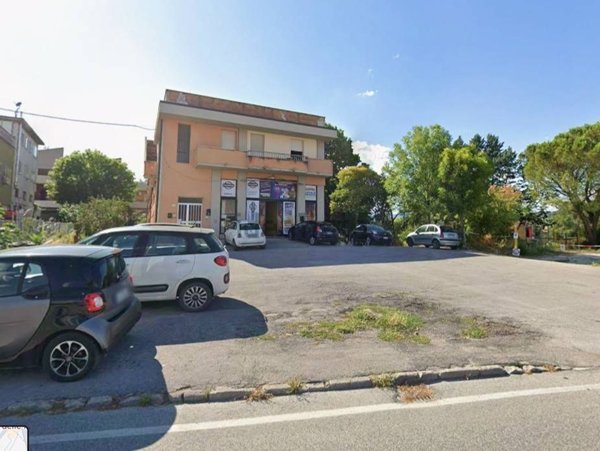 locale commerciale in affitto a Fabriano