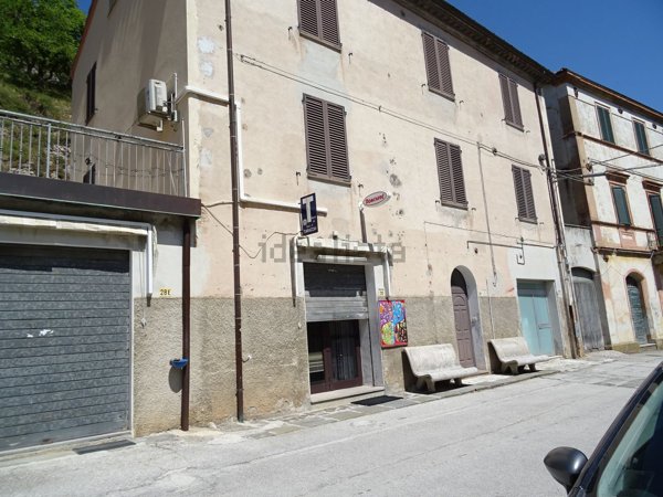 negozio in affitto a Fabriano in zona Valleremita