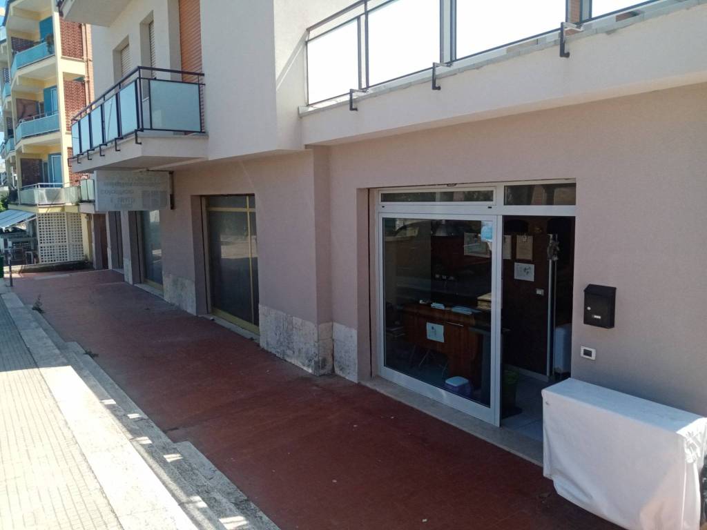 negozio in affitto a Falconara Marittima