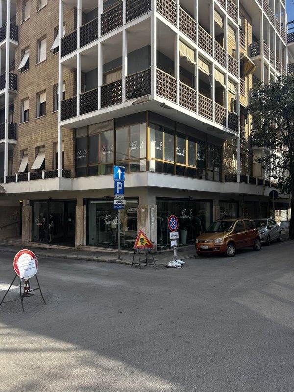 negozio in affitto a Falconara Marittima