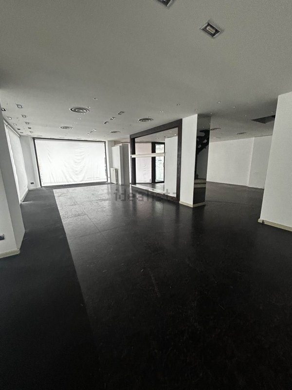 locale commerciale in affitto a Falconara Marittima