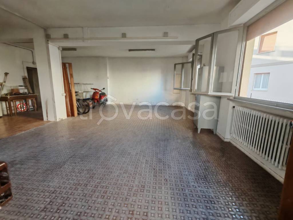 locale commerciale in affitto a Falconara Marittima