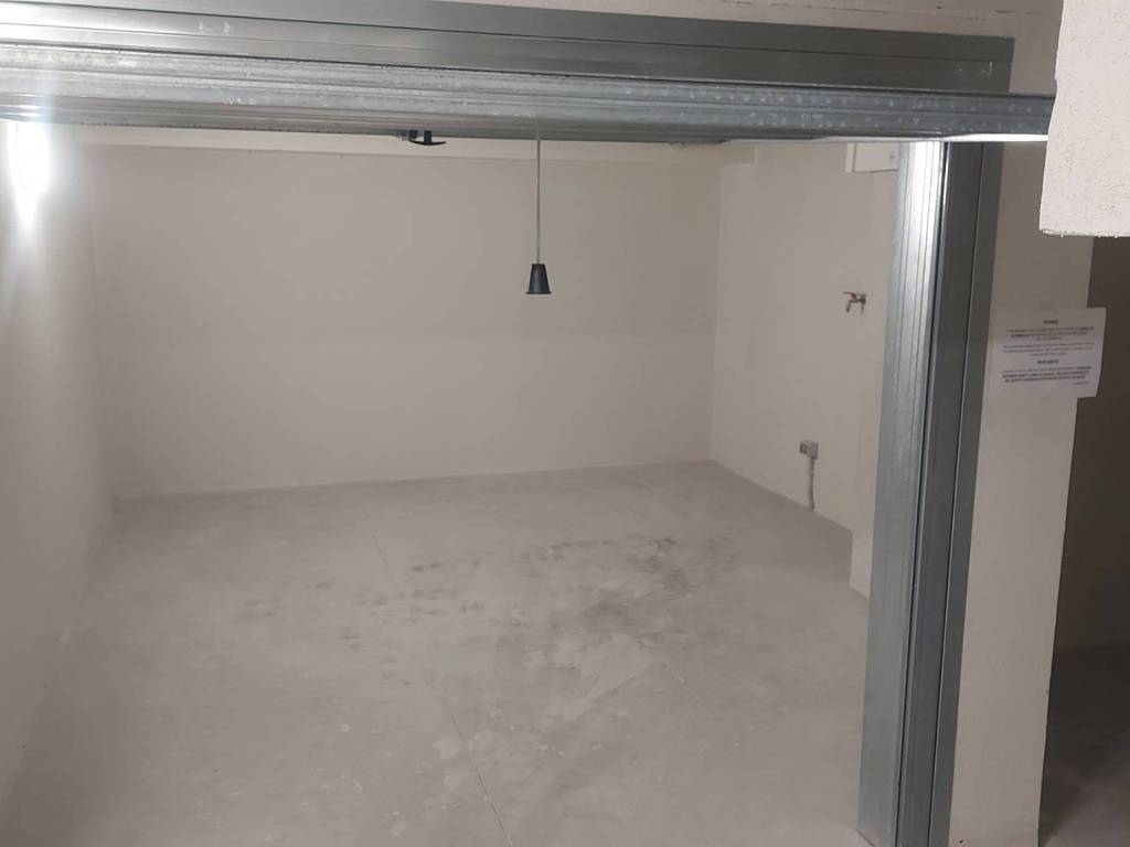 locale commerciale in affitto a Falconara Marittima