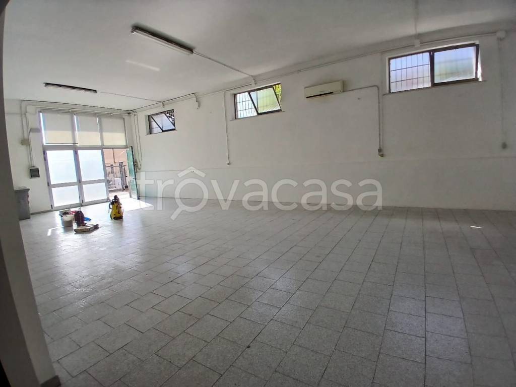 negozio in affitto a Falconara Marittima in zona Castelferretti