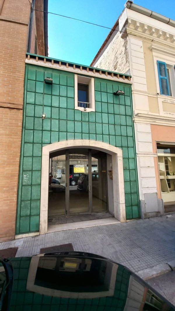 locale commerciale in affitto a Falconara Marittima