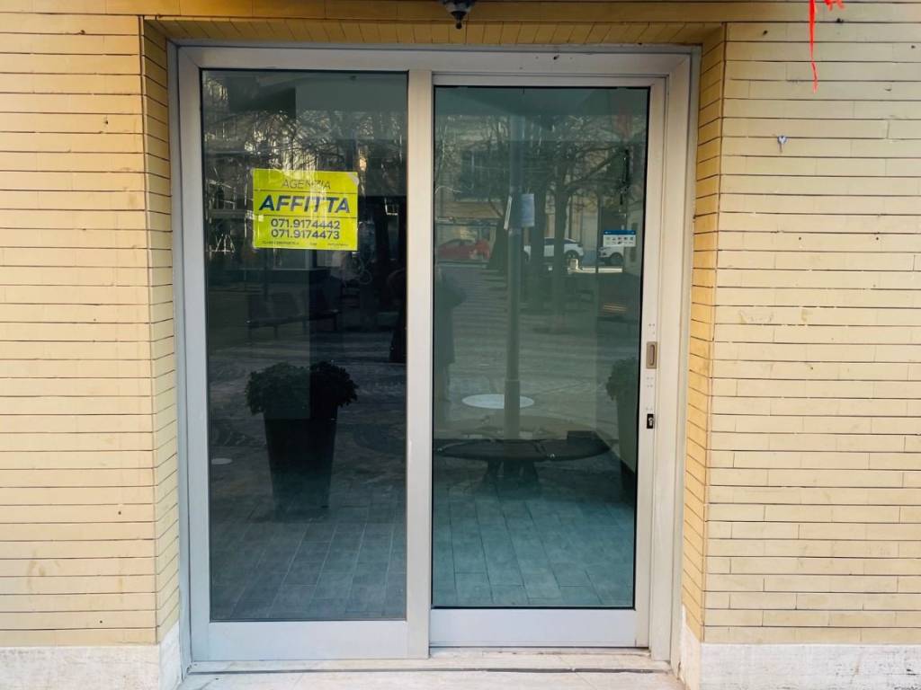 negozio in affitto a Falconara Marittima