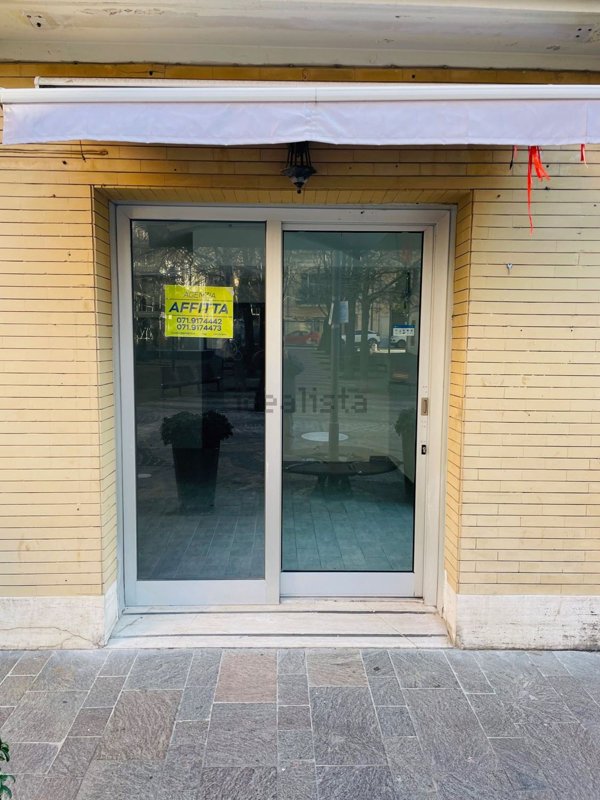 locale commerciale in affitto a Falconara Marittima