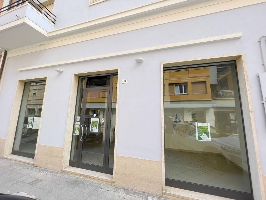 negozio in affitto a Falconara Marittima