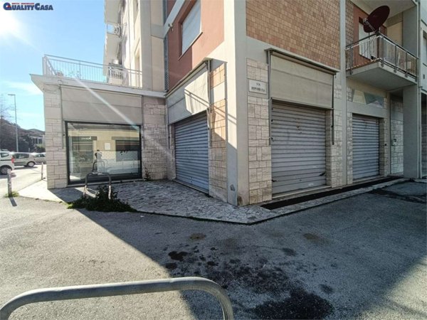 negozio in affitto a Falconara Marittima