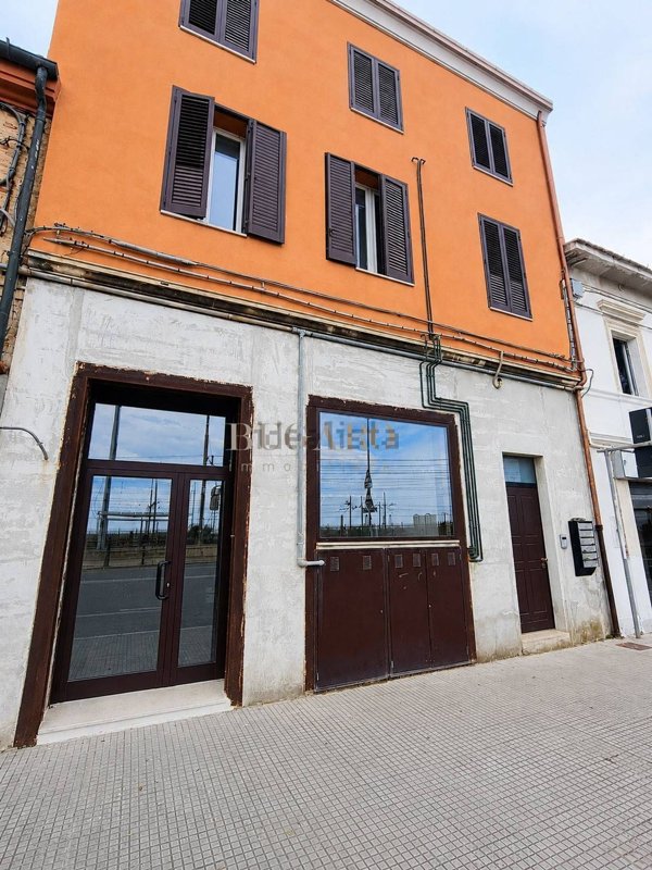 locale commerciale in affitto a Falconara Marittima