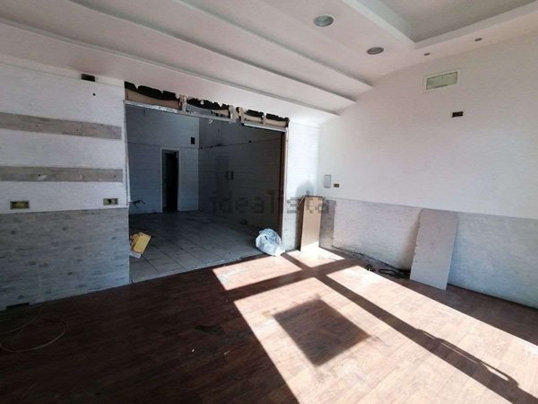 locale commerciale in affitto a Jesi