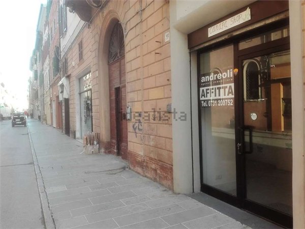 locale commerciale in affitto a Jesi