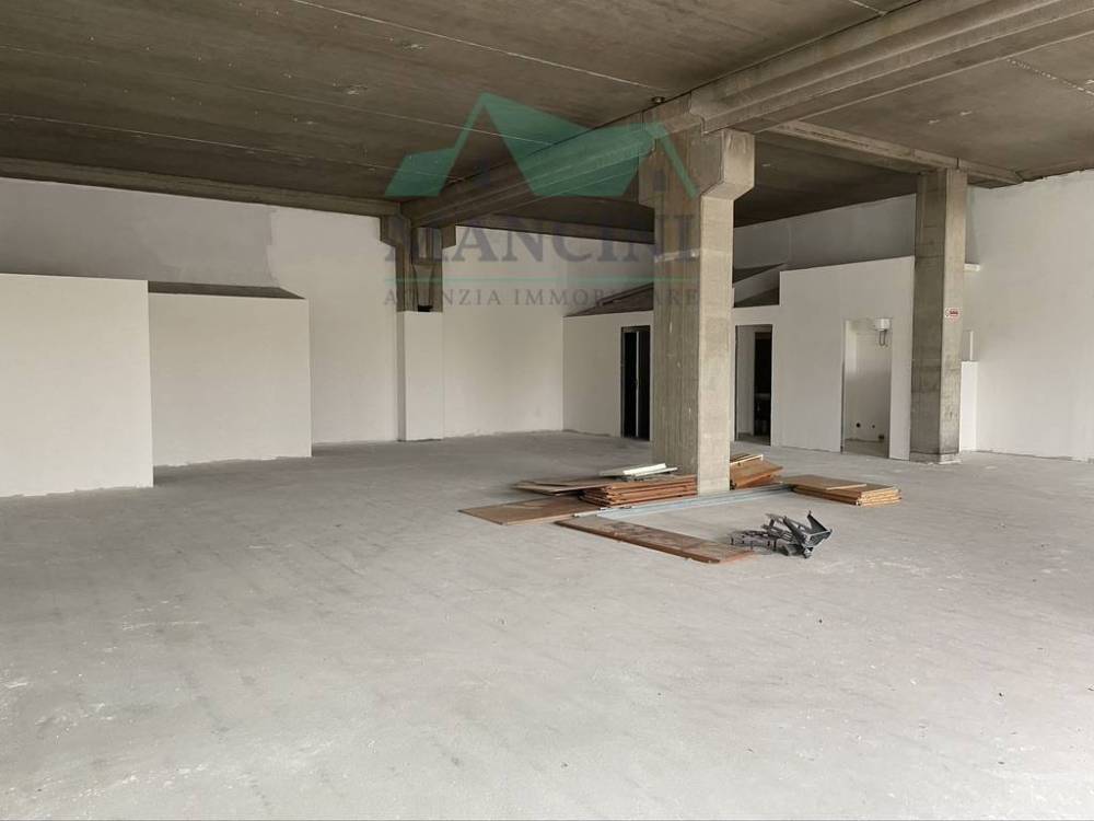 locale commerciale in affitto a Jesi