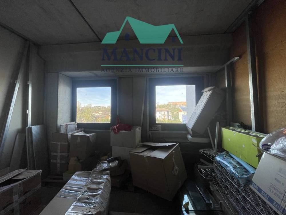 locale commerciale in affitto a Jesi