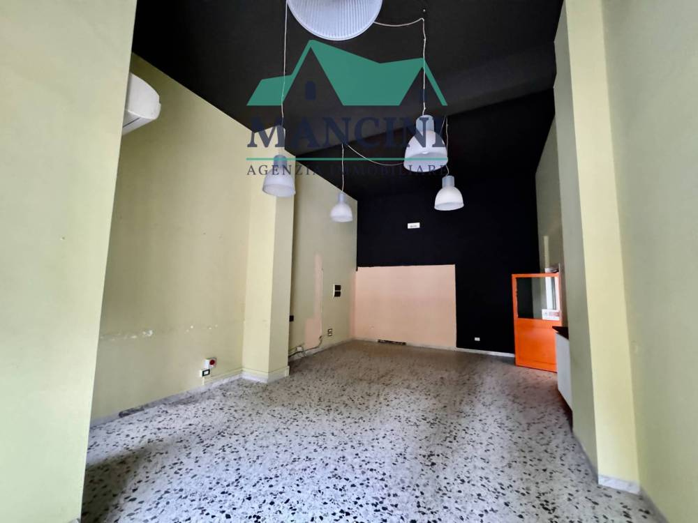 locale commerciale in affitto a Jesi