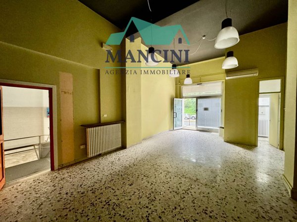 locale commerciale in vendita a Jesi