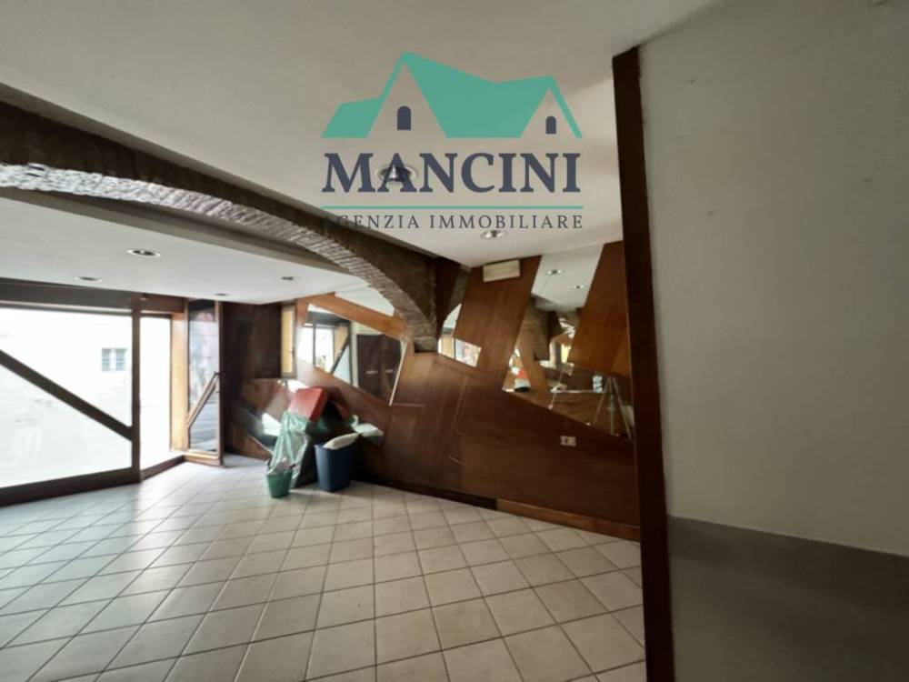 locale commerciale in affitto a Jesi