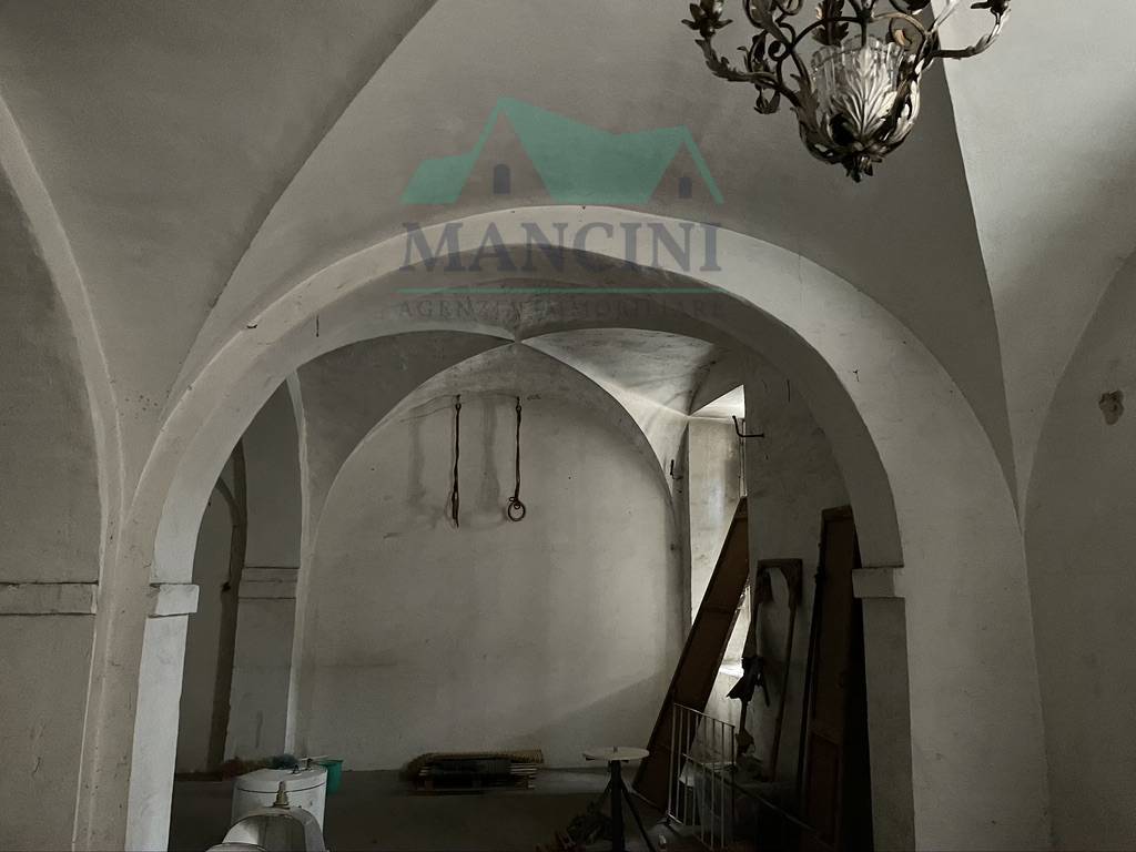 locale commerciale in affitto a Jesi