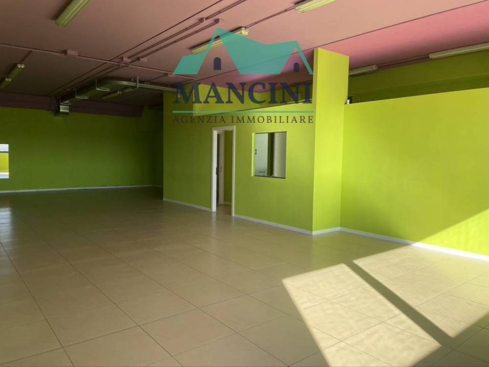 locale commerciale in affitto a Jesi