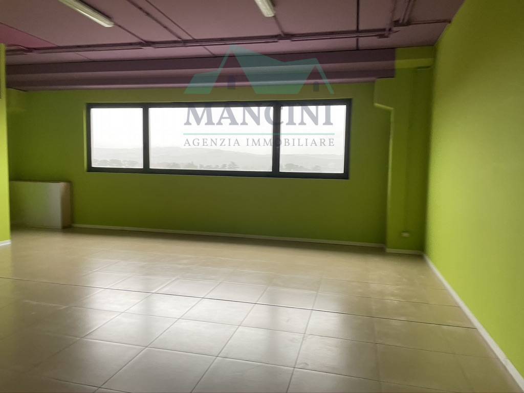 locale commerciale in affitto a Jesi