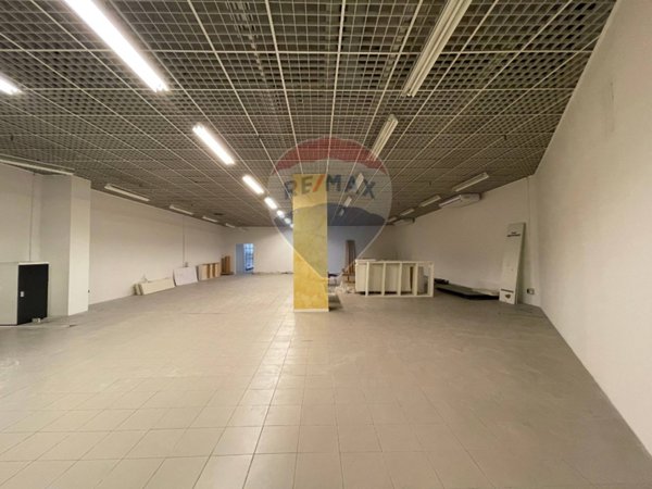 locale commerciale in affitto a Jesi