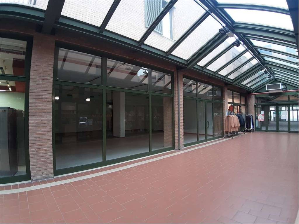 locale commerciale in affitto a Jesi