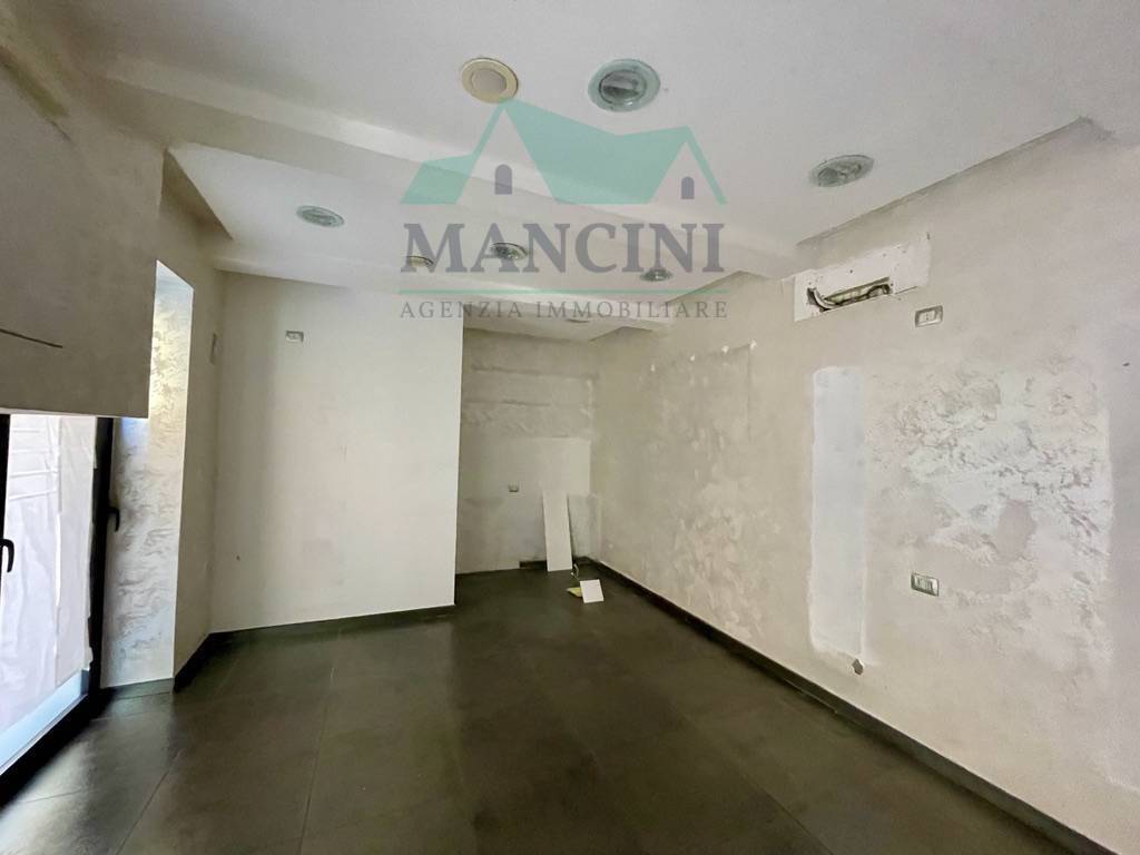 negozio in affitto a Jesi