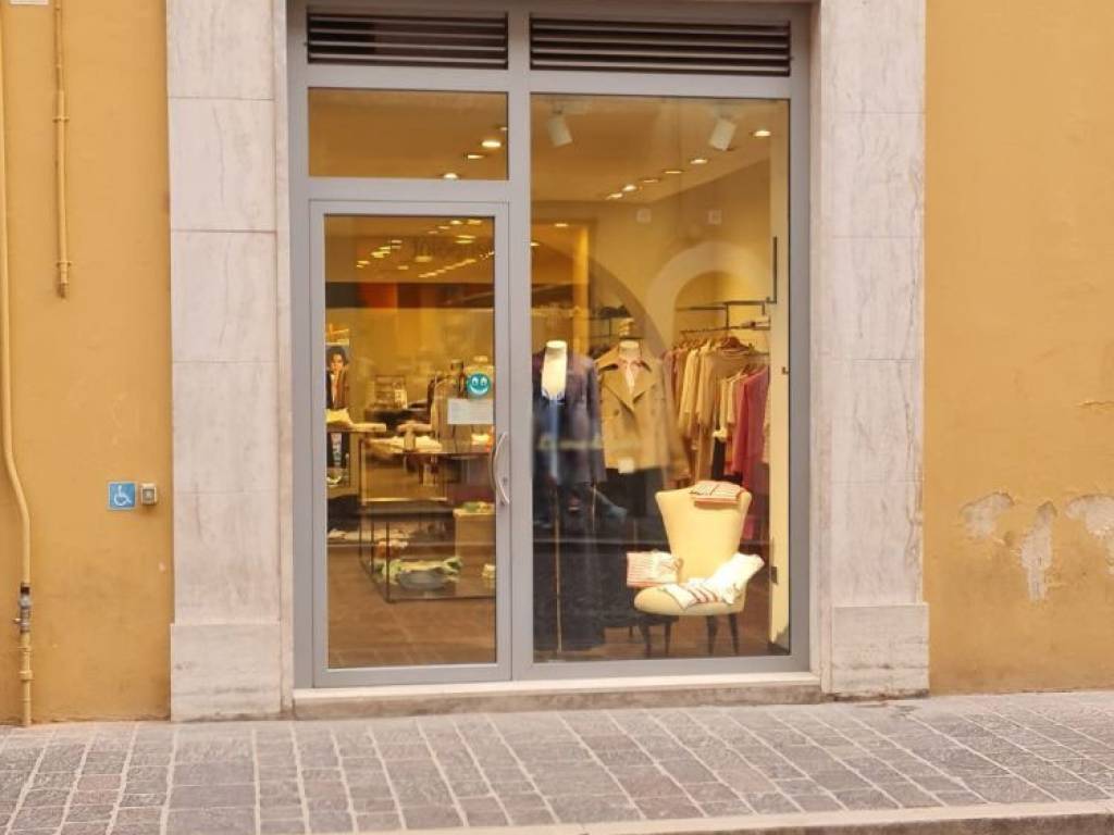 negozio in affitto a Jesi