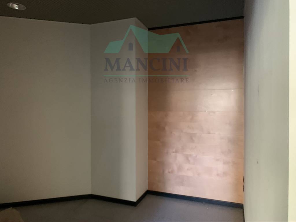 negozio in affitto a Jesi