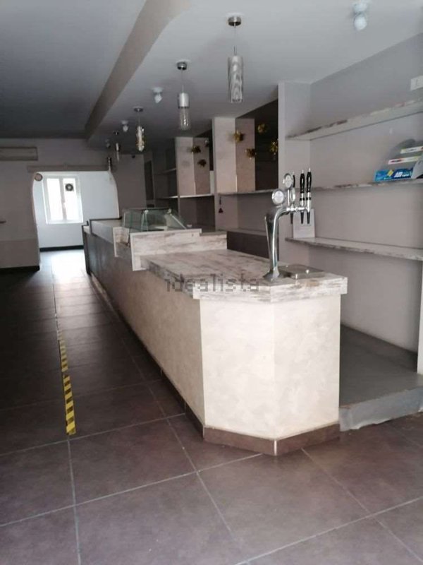 locale commerciale in affitto a Jesi