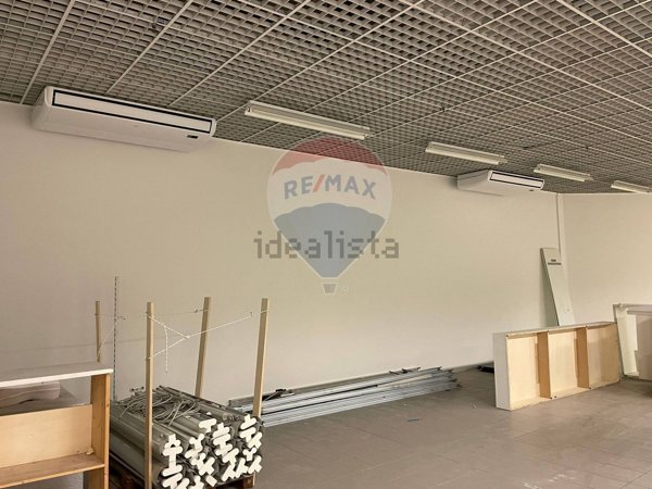 locale commerciale in affitto a Jesi