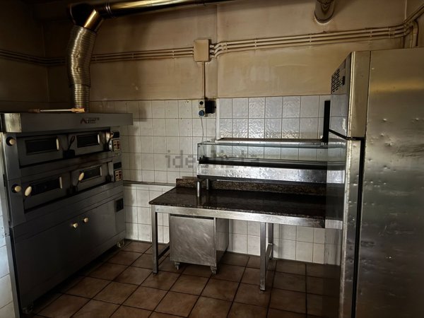 locale commerciale in affitto a Jesi