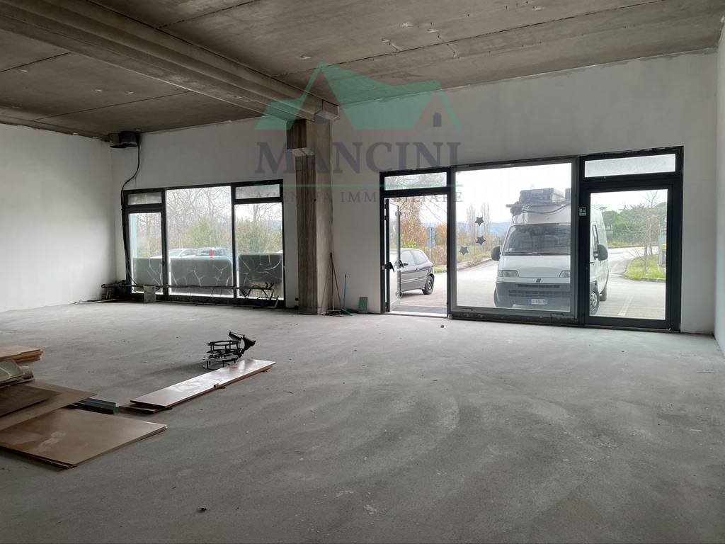 locale commerciale in affitto a Jesi