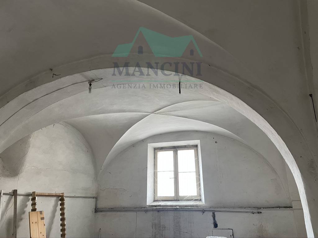 locale commerciale in affitto a Jesi