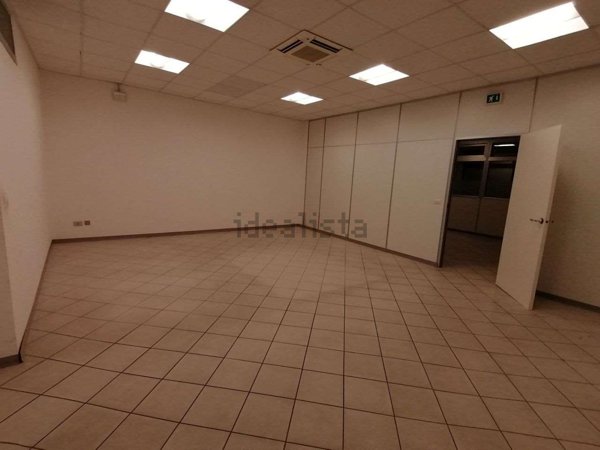 locale commerciale in affitto a Jesi
