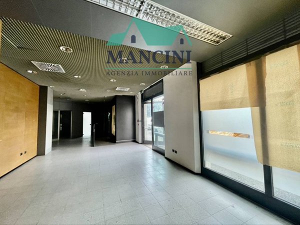 locale commerciale in affitto a Jesi