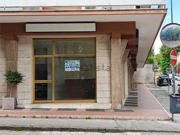 locale commerciale in affitto a Jesi