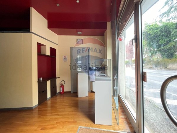locale commerciale in affitto a Jesi