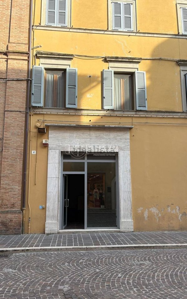 locale commerciale in affitto a Jesi