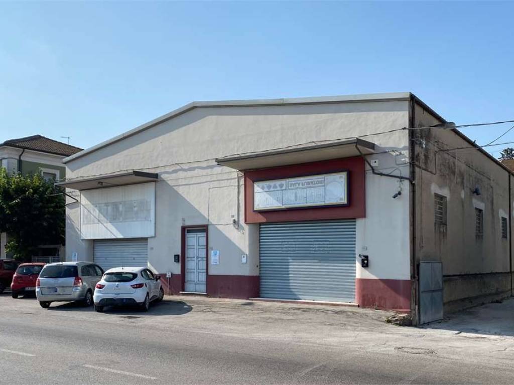 locale commerciale in affitto ad Osimo in zona Osimo Stazione