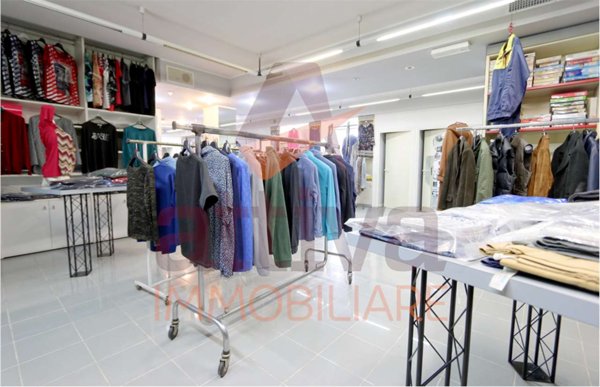 negozio in affitto ad Osimo in zona San Sabino