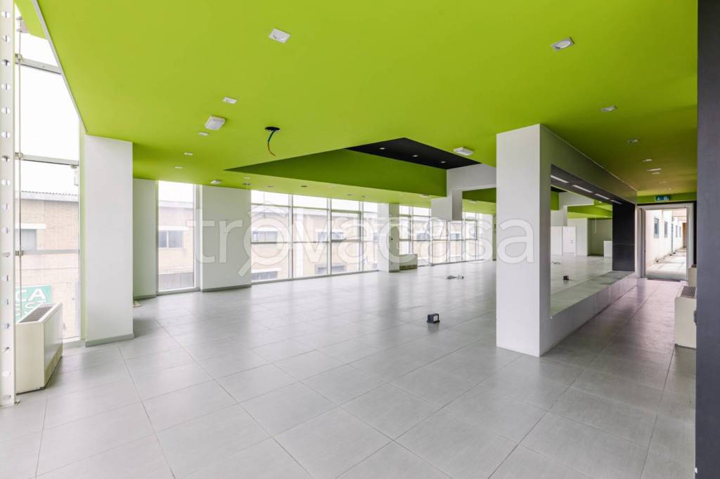 negozio in affitto ad Osimo