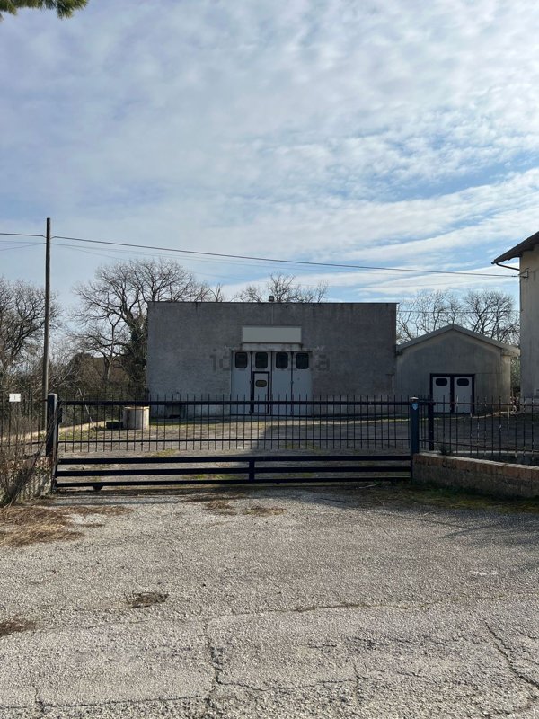 locale commerciale in affitto ad Osimo in zona Casenuove